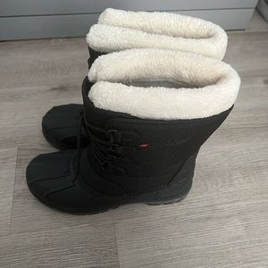 Baffin Womens Canada Winter Boots. Perfect for a size 9. Very good condition.